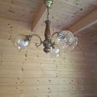 Tříramenný lustr dřevěný