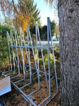 Stojan na okna a skla