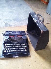 Prodám starý psací stroj
