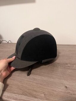 Prodám jezdeckou přilbu značky Choplin, cena 300.