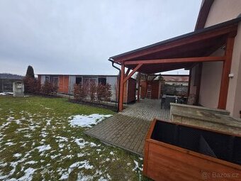 Sestava kotců pro psy se zahradním domkem