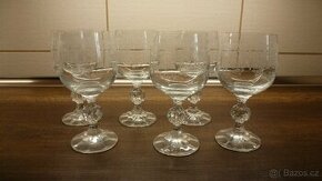 Různé sklenice