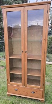 Vitrína Markor Ikea