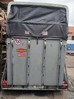 Přívěs na 2 koně s laminátovou střechou a sedlovnou