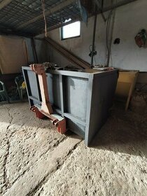 Výklopný box na traktor
