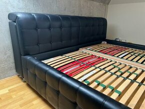 Koženková postel 180x200 s rošty a taburetem