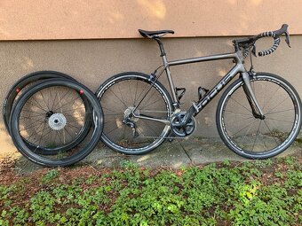 Focus Izalco Race 9.9, Shimano di2 + karbonová kola Fulcrum