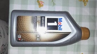 Motorový olej značky Mobil 1 0W-40 zlatý