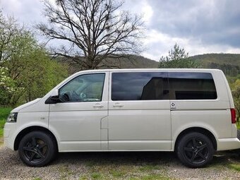 VW Caravelle T5, automat, 4×4,  8 míst , 2× šoupačky
