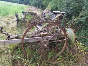 Čert za traktor na vyvorávání brambor