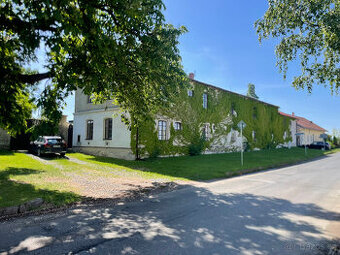 Dům se stavebním pozemkem o výměře 4.945 m2 30min od Prahy