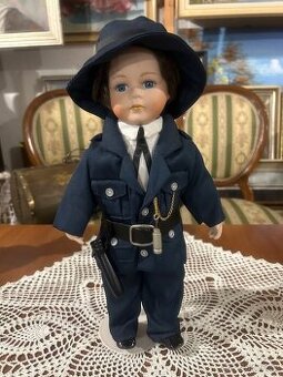 Porcelánová panenka policista z kolekce Leonardo