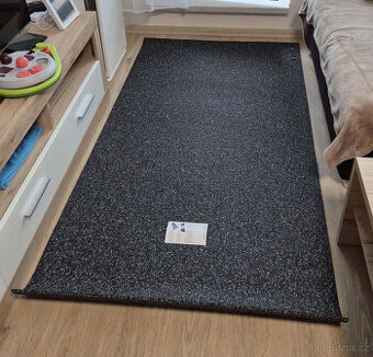 Tlumící podložka pod posilovací stroje