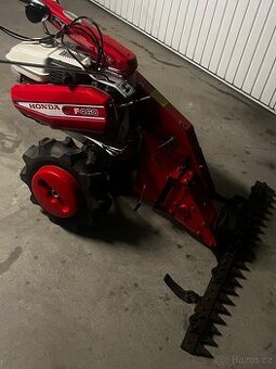 Honda víceúčelový malotraktor s lištovou sekačkou -zánovní