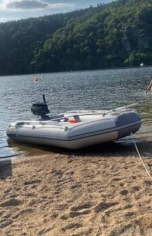 nafukovací člun s motorem