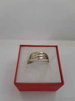 Zlatý prsten s vyrytými hvězdičkami, bílé zlato