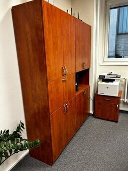 Kancelářský nábytek - kancelářské skříně, stoly, židličky