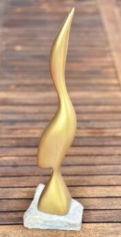 Soška skulptura zlatá volavka dřevěná na kameni TOP kousek