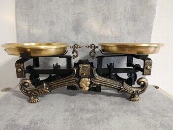 Staré dvoumiskové váhy se ženou po kompletní renovaci