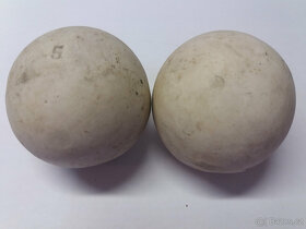 Hodinky, kameninové koule, soška, mramorové vajíčko, mačety