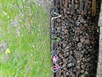 2 x dětská koloběžka a 1 x dětské kolo