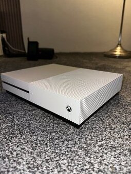 XBOX ONE S (2 ovladače)