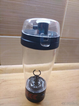 Šejkr na mixování a míchání nápojů