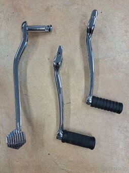 Brzdový pedál a startovací páky.