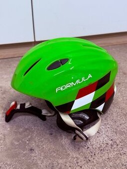 Dětská přilba na zimní sporty. Lyže snowboard