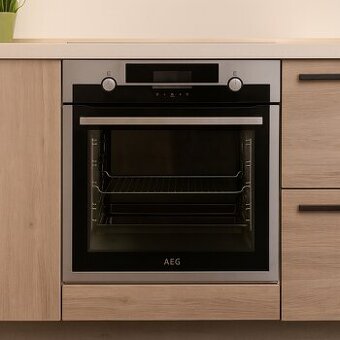 Vestavná horkovzdušná trouba AEG 300°C
