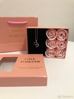 Dárkový set - řetízek s přívěskem a mýdlové květiny