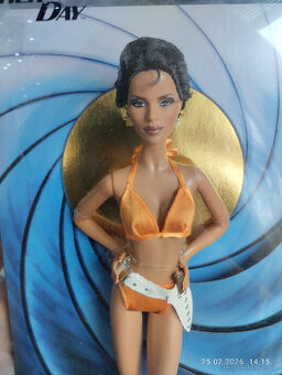 Sběratelská panenka Barbie Bond Die Another day Halle Berry