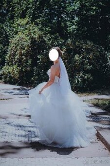 Svatební šaty s krajkovým korzetem a tylovou sukní vel S