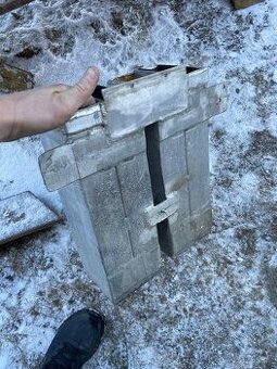 Držák lyží na čtyřkolku či sněžný skútr