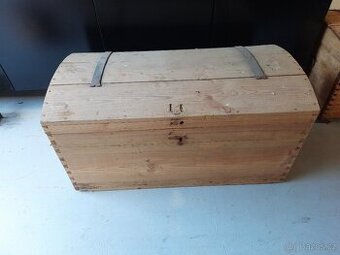 Stará starožitná truhla - vylouhovaná