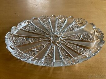 Tác z broušeného skla.