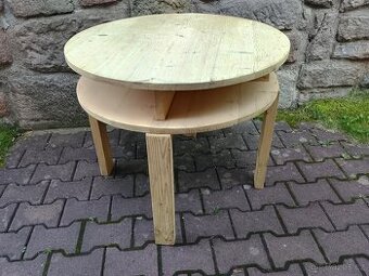 starý kulatý kávový stolek