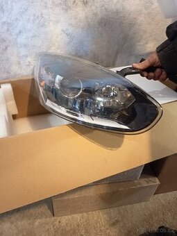 Renault Megane III přední pravé světlo