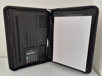 Nový přenosný kožený organizér pro dokumenty