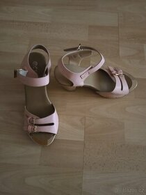 Růžové sandálky na podpatku