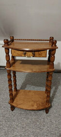 Dřevěný zdobený stoleček se šuplíkem - 1