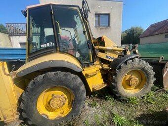 Traktorbagr komatsu wb97s porucha motoru