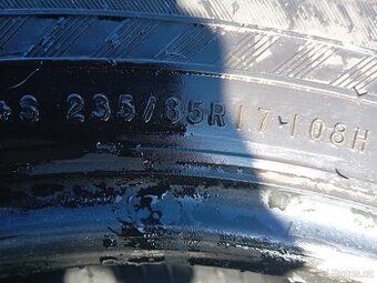 Pneu235x 65x17nokian