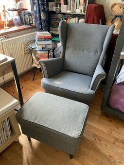 Křeslo a podnozka Strandmon IKEA
