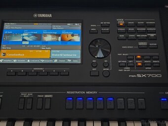 Workstation Yamaha PSR-SX700 + obal Gator GKB-61 + stojan