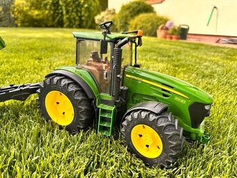 Traktor BRUDER John Deere s příslušenstvím