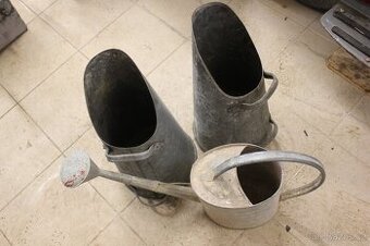 Plechové uhláky a konev na vodu.