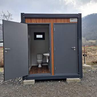 Obytný kontejner o rozměru 2,4 x 2,4 m včetně WC