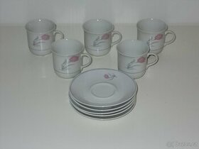 Sada hrnečků s talířky, čajový servis..