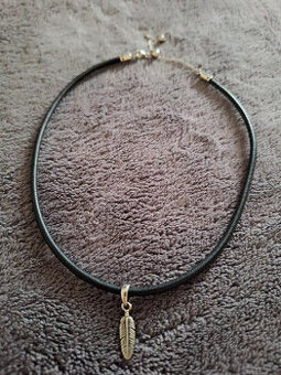 posuvný kožený náhrdelník s peříčkem